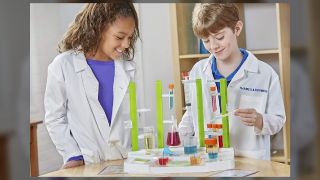 Best chemistry sets - Girl and boy playing with chemistry set_Thames & Kosmos